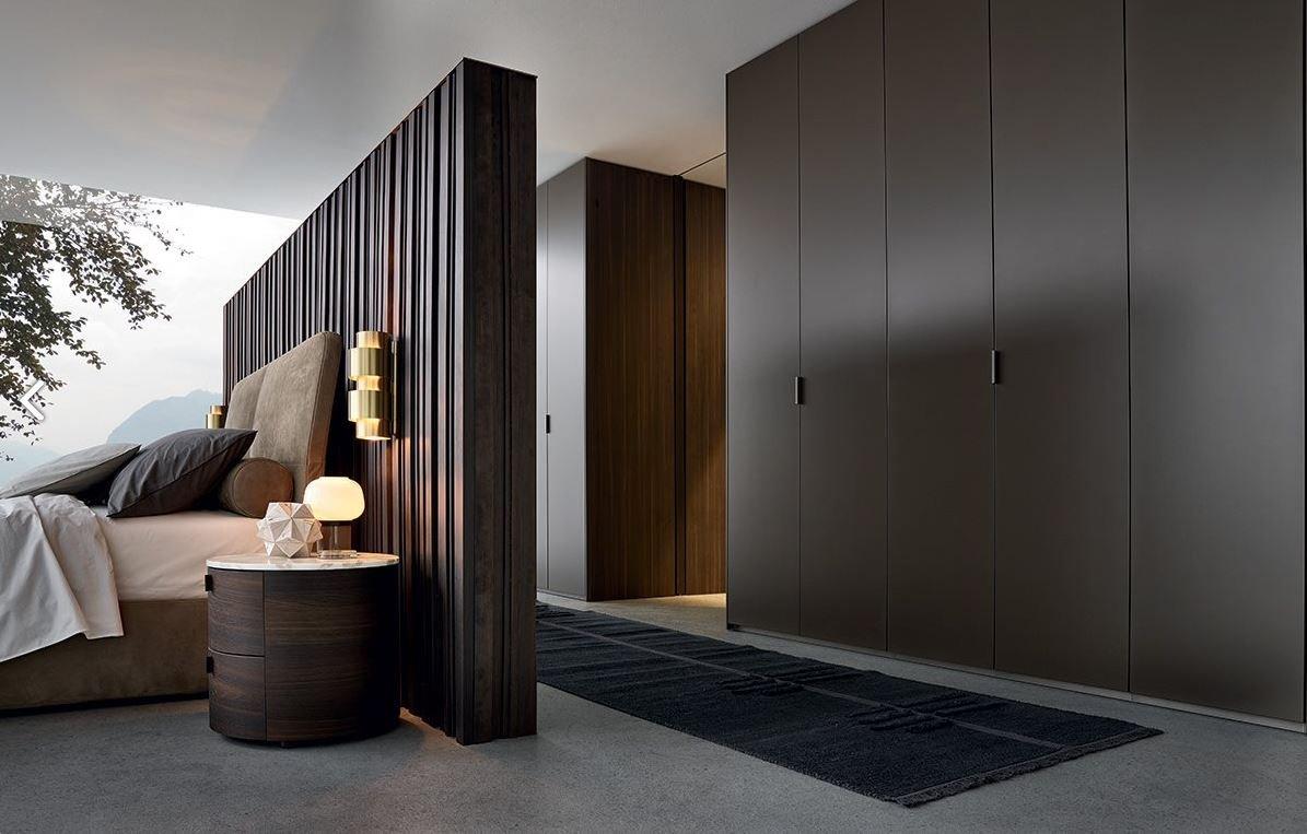 Sectional lacquered glass wardrobe | Fitted by Poliform