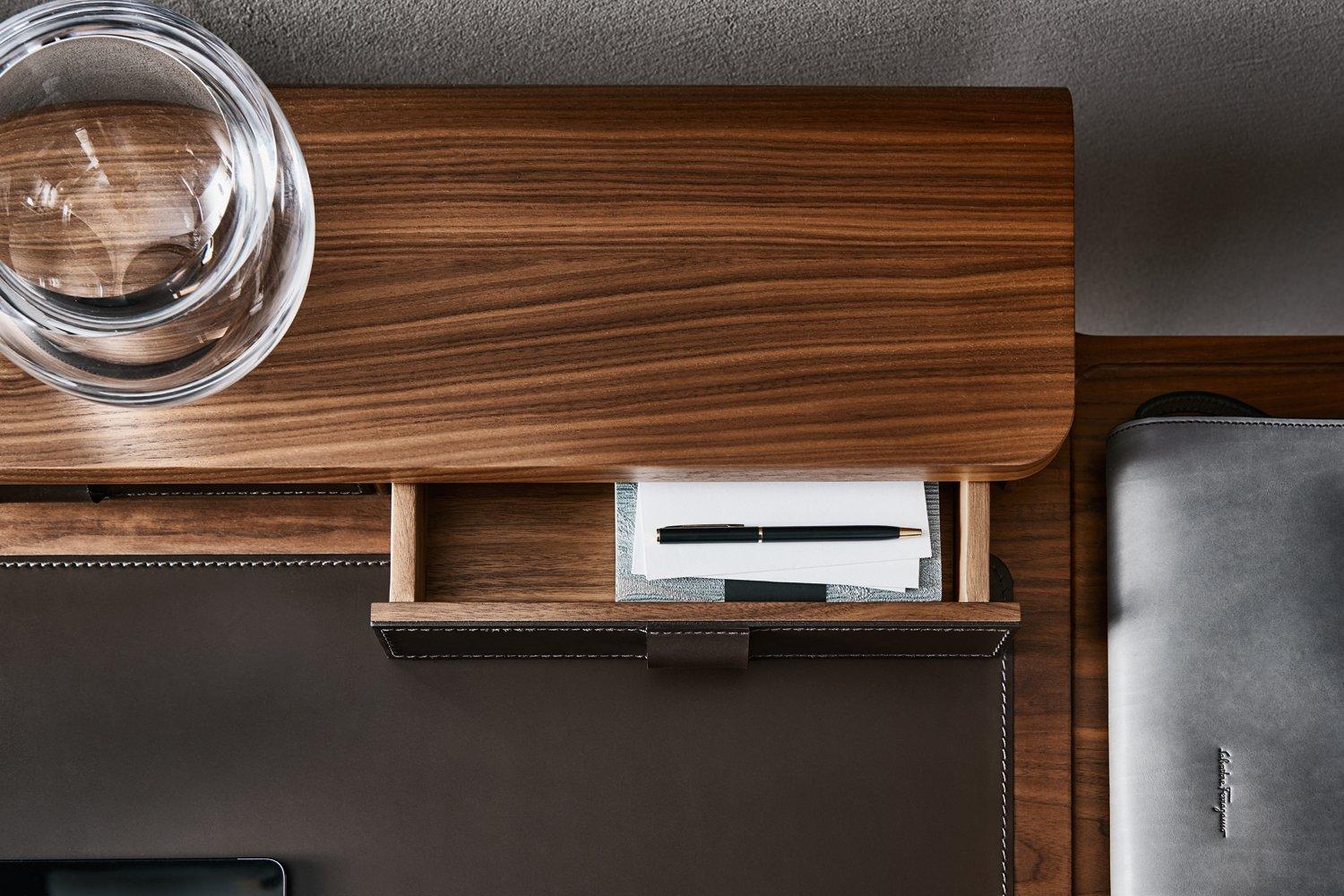 Wooden writing desk with drawers | Note by Molteni