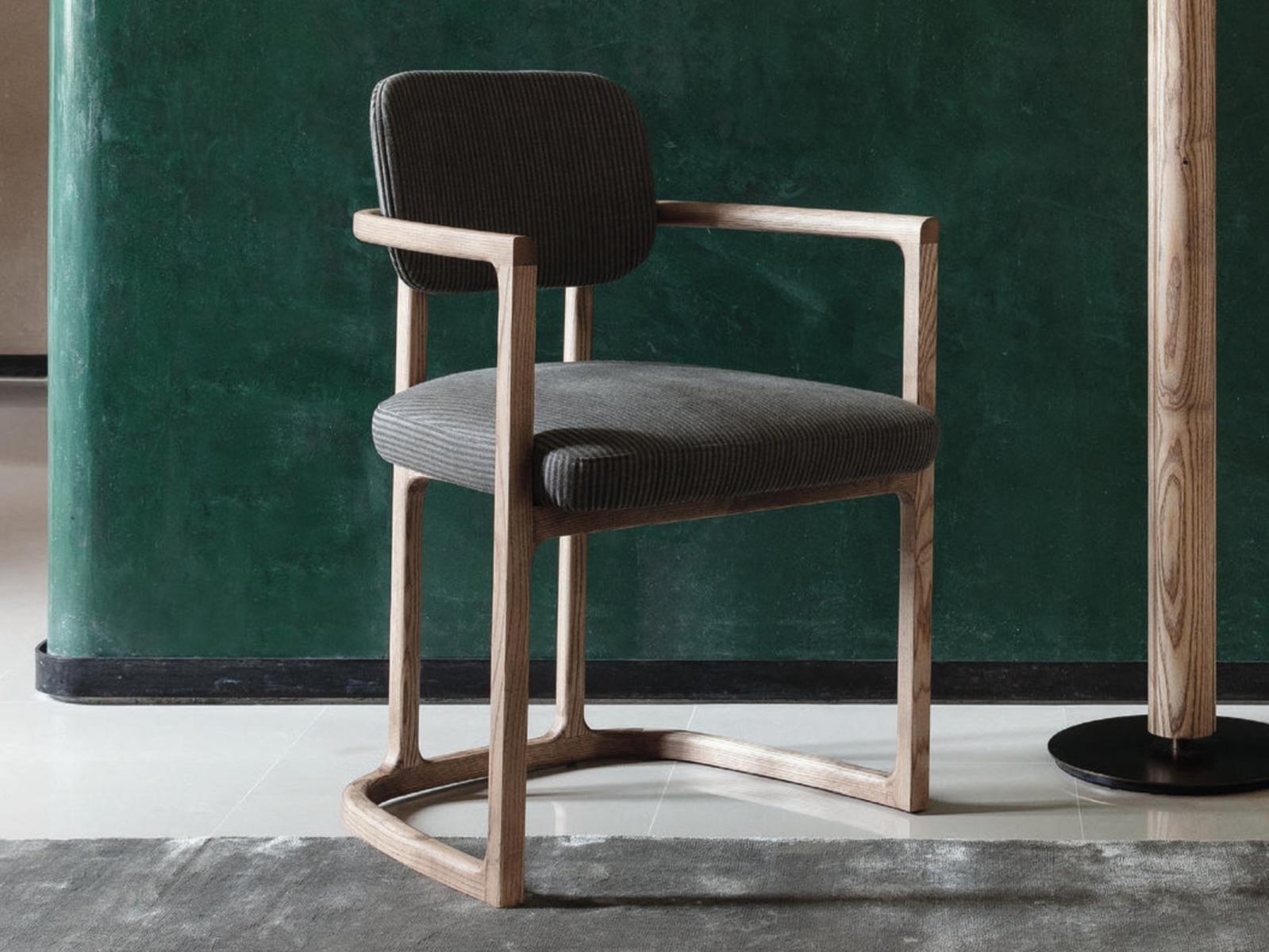 Chair with armrests in ash covered in fabric | Serena by Porada