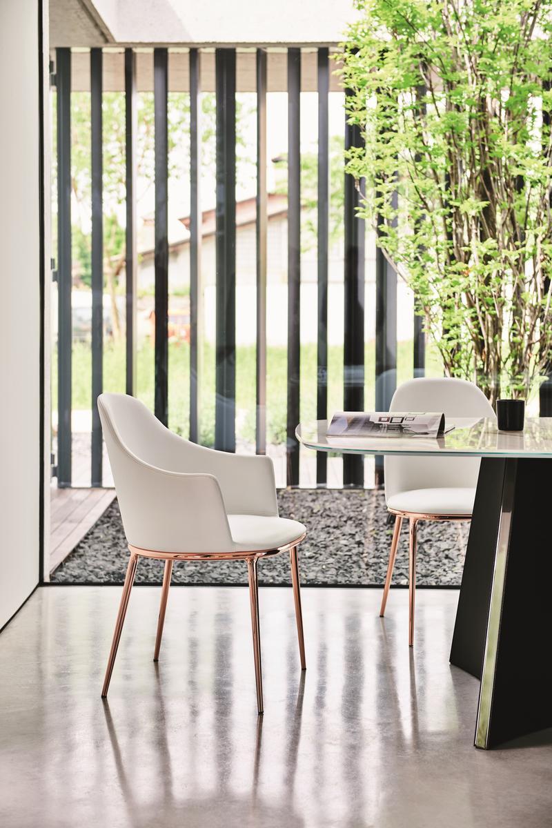 Leather chair with armrests | Lea P by Midj