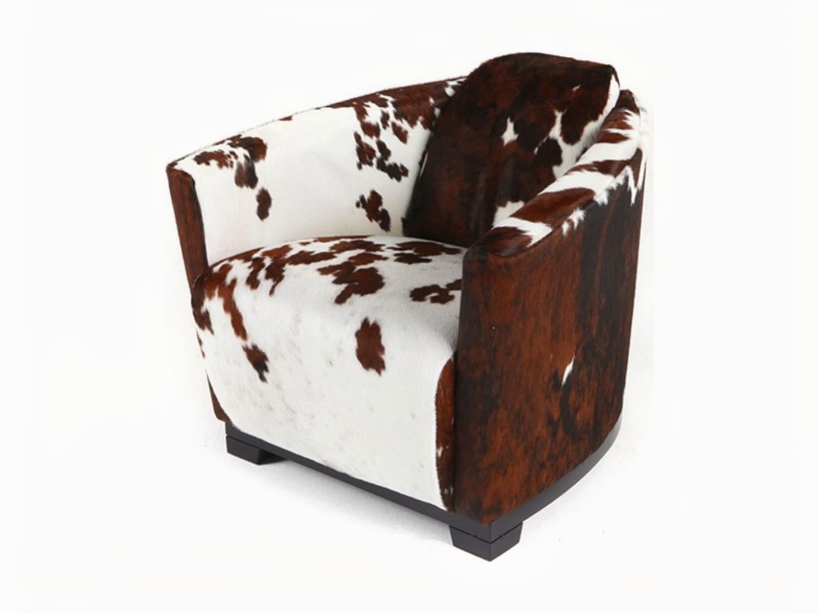 The ‘Hotel’ armchair offers timeless design, celebrating 25 years with new versatile pieces, embodying Calia Italia’s renowned style and character. | Hotel by Calia Italia