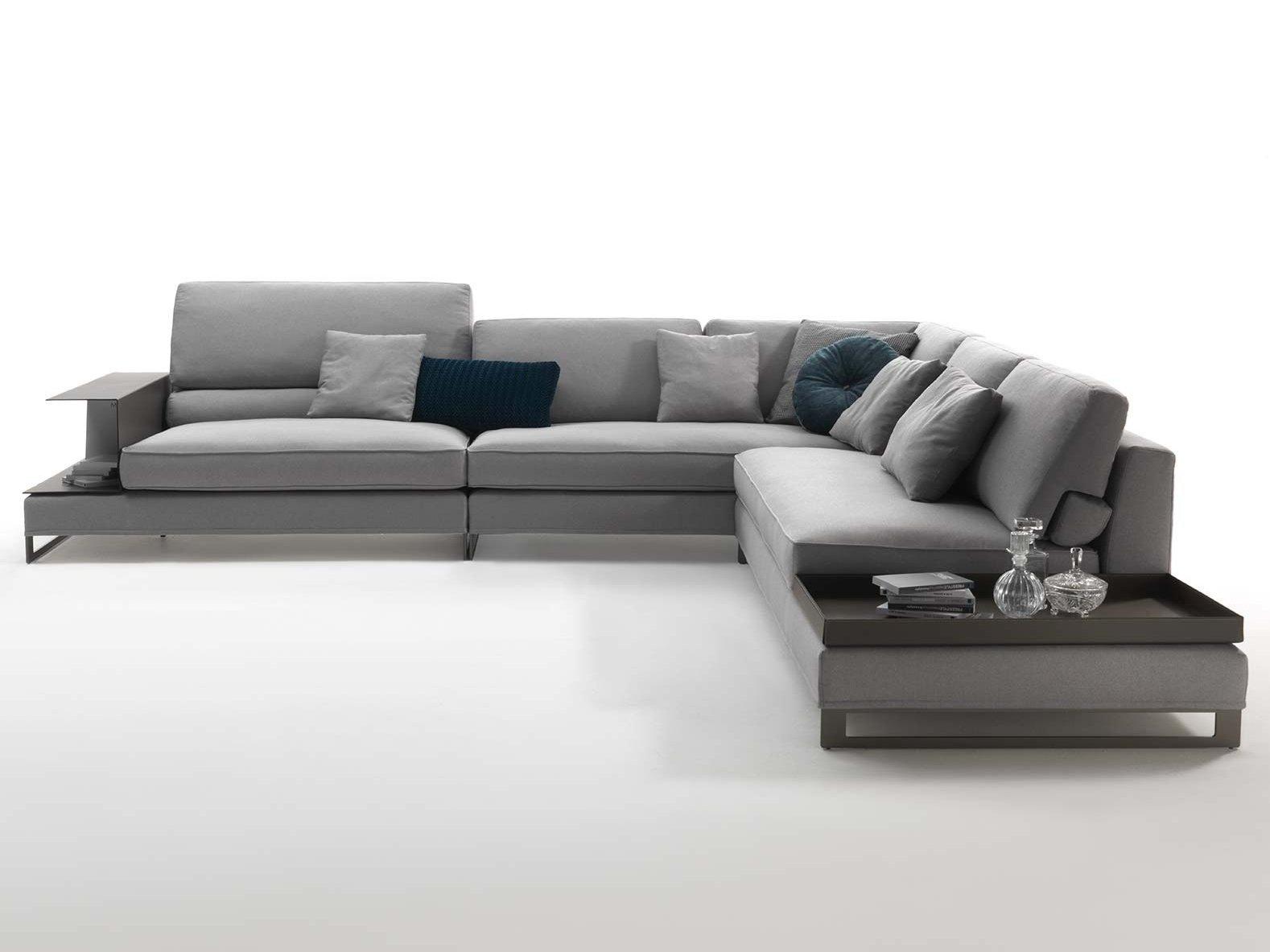 Sled base sectional fabric sofa | Davis Case by Frigerio