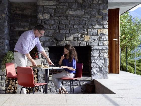 Round high table with steel base and wooden top | Bistro by Vitra