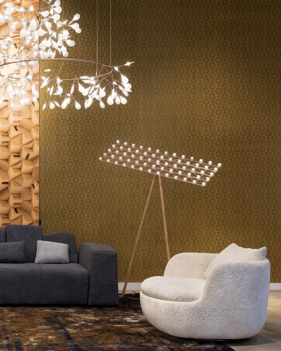 LED adjustable oak floor lamp | Space-frame by Moooi