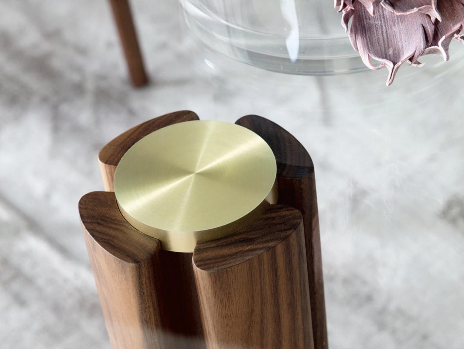 Round walnut table and crystal top | Quadrifoglio 1 by Porada