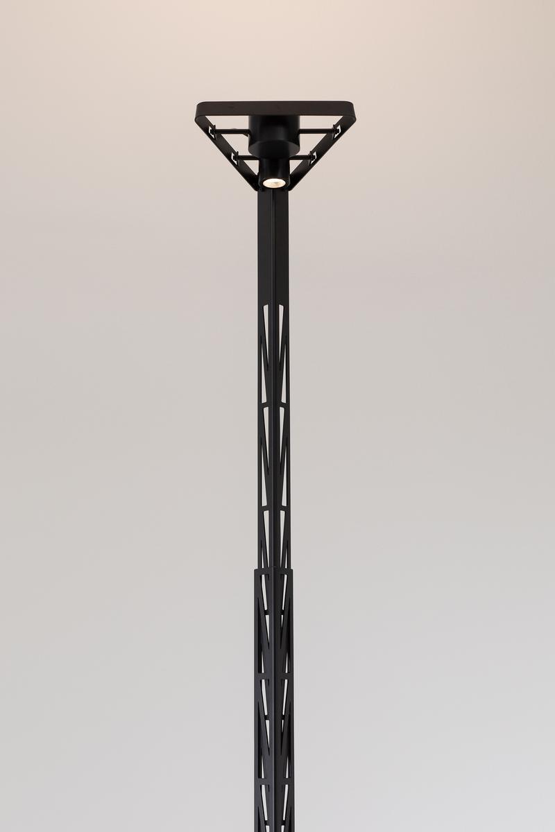 LED height-adjustable aluminium floor lamp | Fireman by Karman