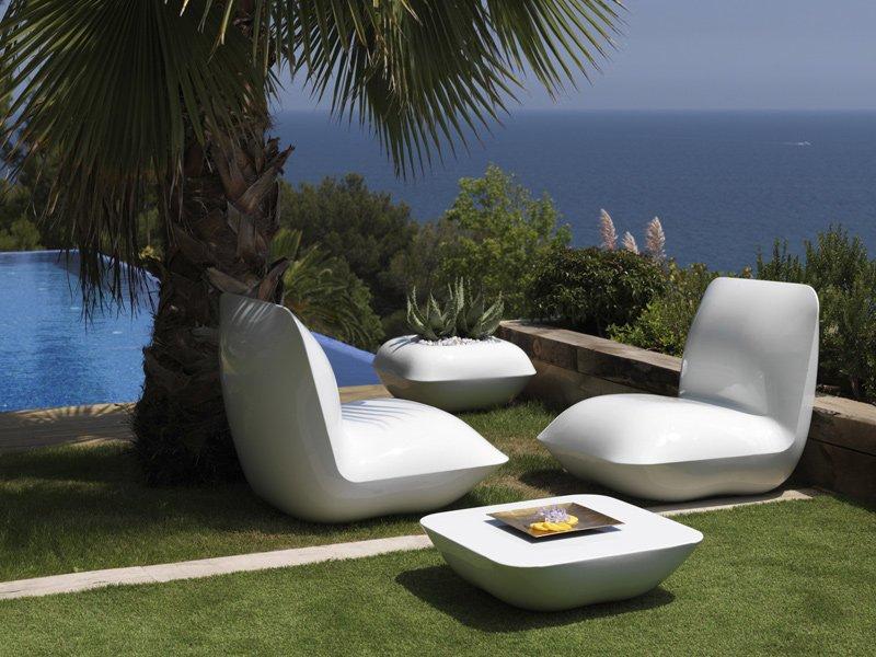 Polyethylene garden side table | Pillow by Vondom