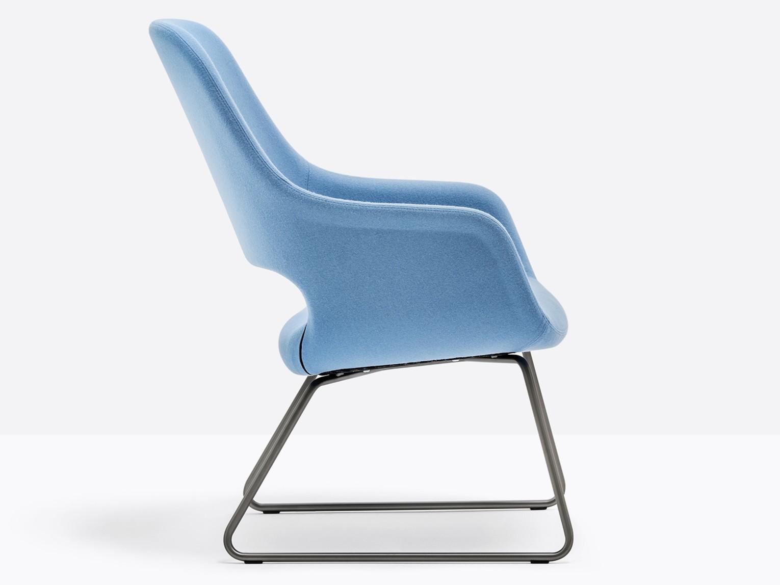 Sled base fabric easy chair with armrests | Babila Comfort 2749 by Pedrali