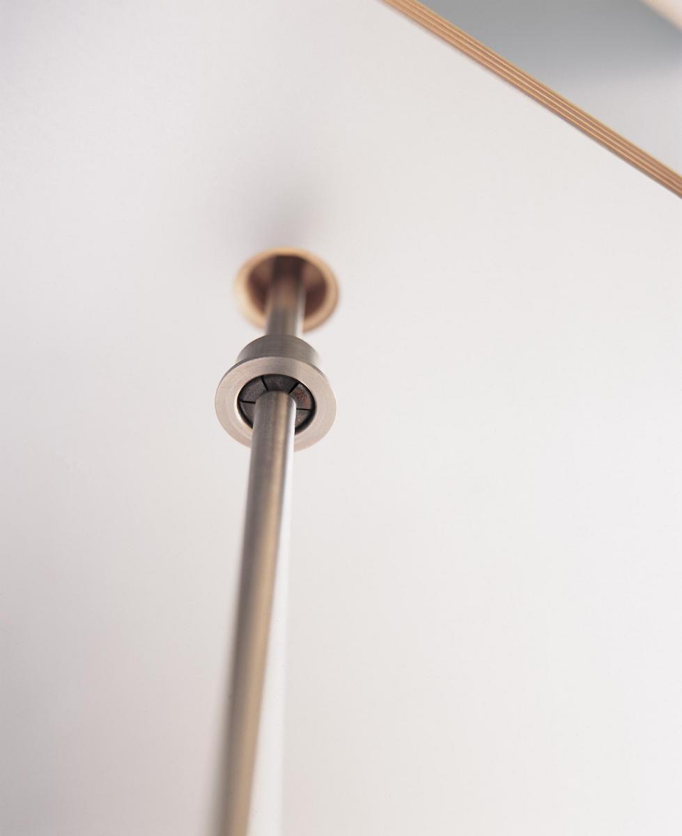 Floating steel and wood bookcase | Graduate by Molteni