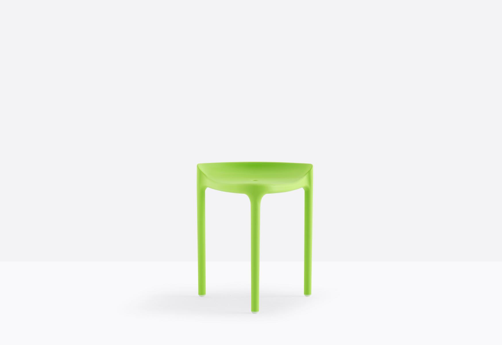 Low stackable stool | Happy 491 by Pedrali