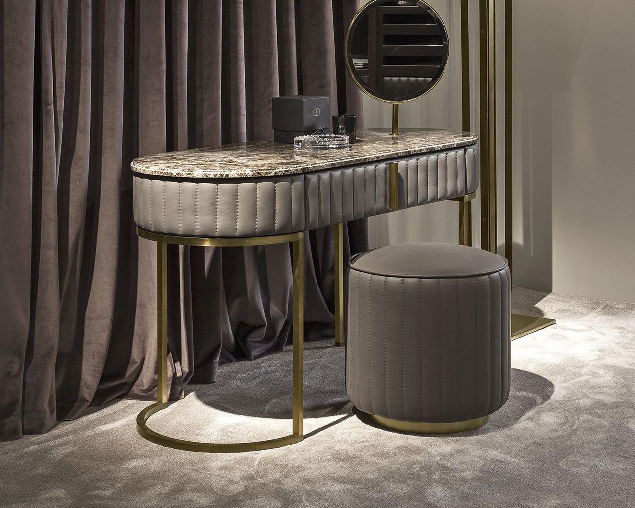 Round leather pouf | Lips by Daytona