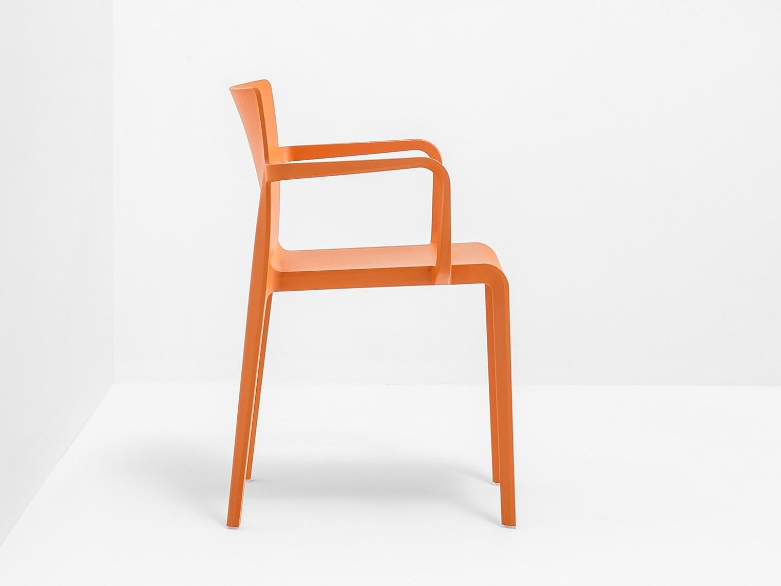 Polypropylene chair with armrests | Volt 675 by Pedrali