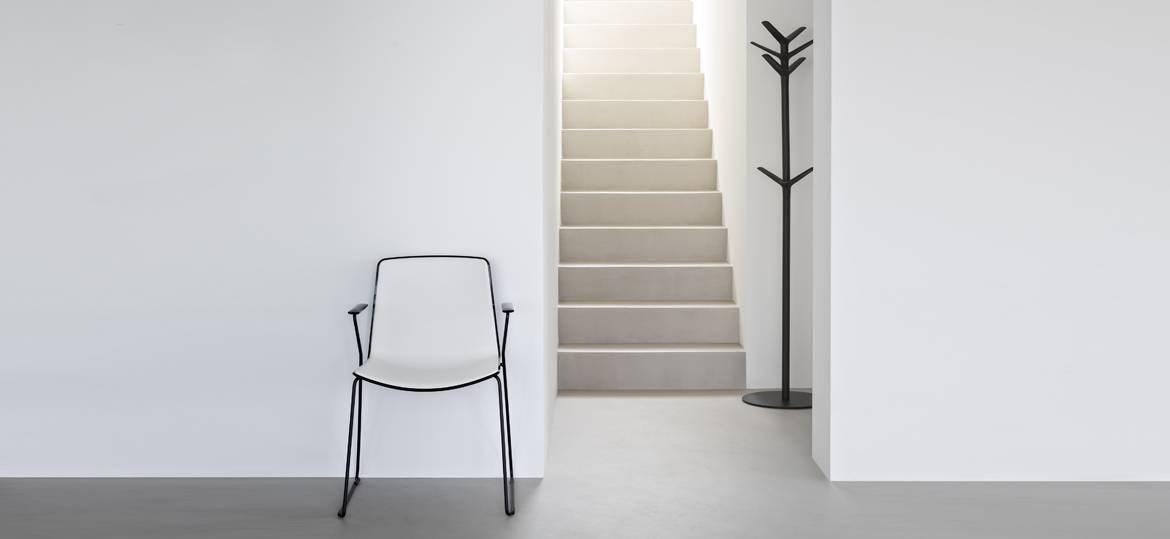 Upholstered chair with armrests | Tweet 895/2 by Pedrali