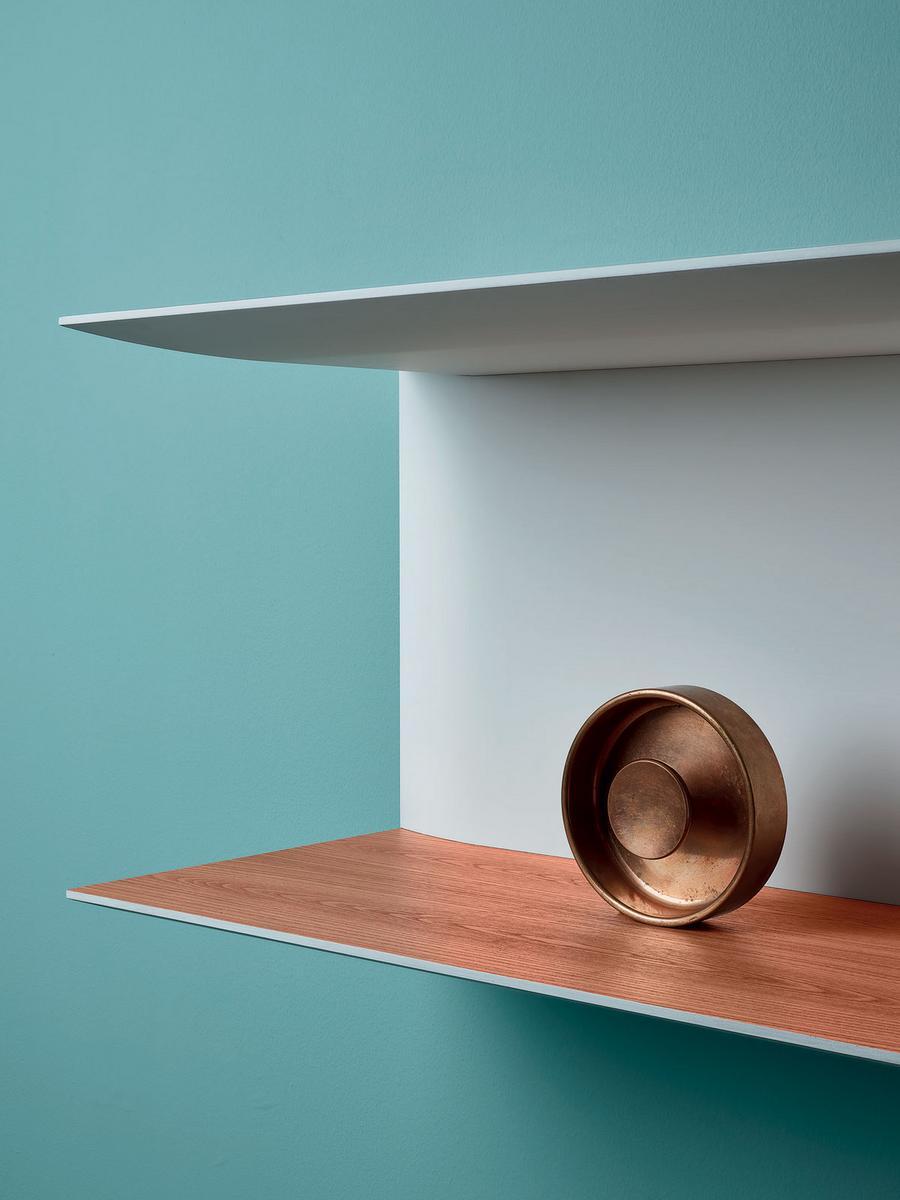 Wall-mounted floating bookcase | D.355.1 by Molteni