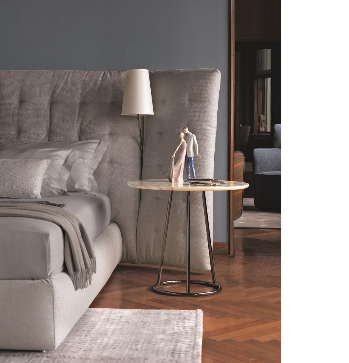 Bed with high headboard | Angle Paravento by Flou