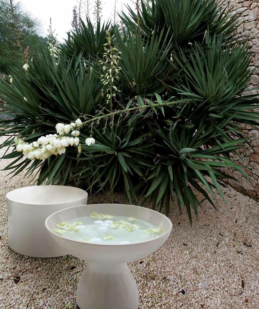 Round ceramic garden side table | White Collection by B&B Italia