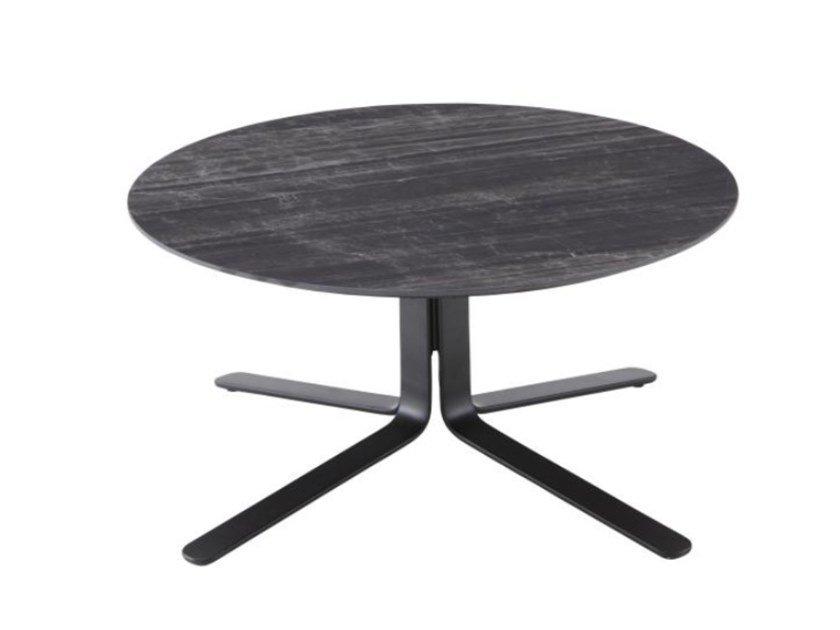 Low round porcelain stoneware coffee table with 4-star base | Moa by Ligne Roset