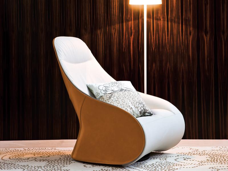 Bergere swivel armchair | Derby by Zanotta