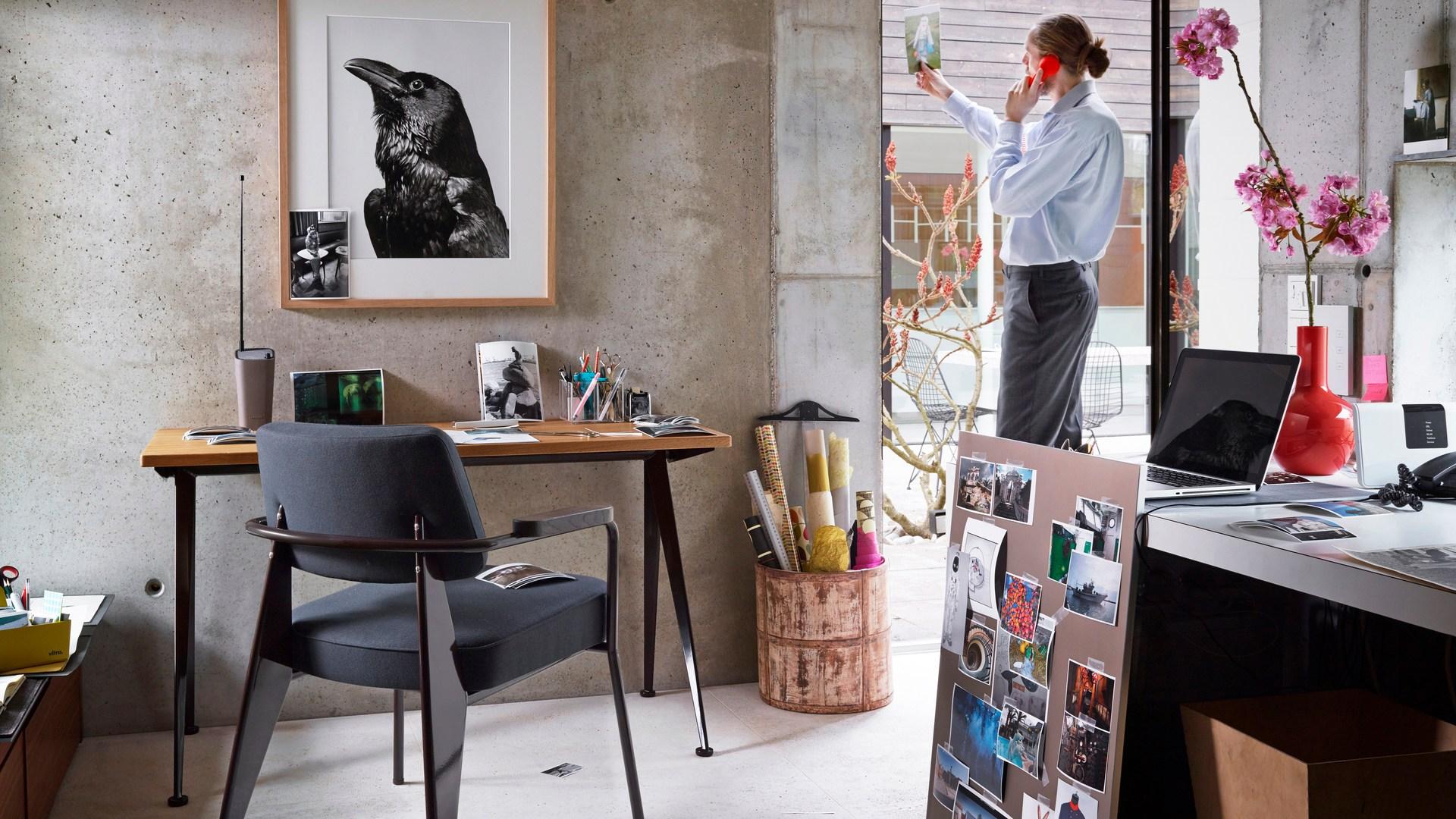 Upholstered easy chair with armrests | Fauteuil by Vitra