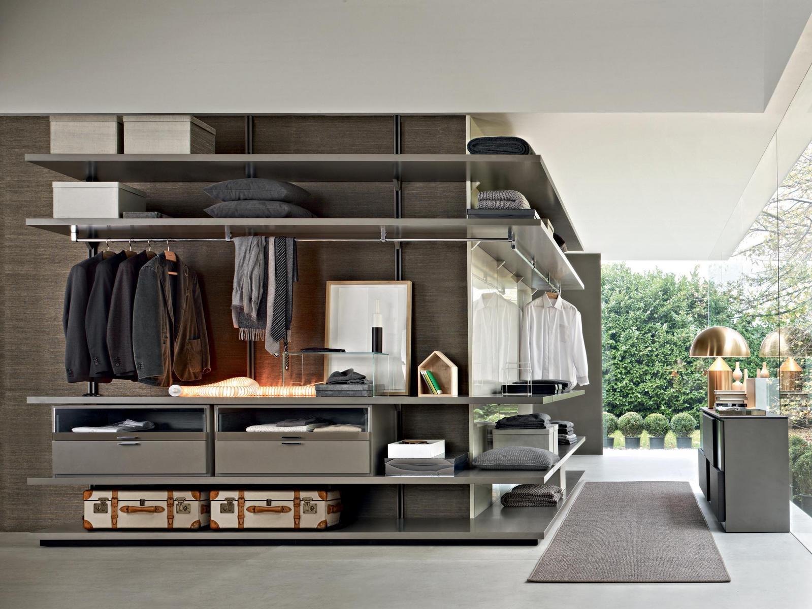 Sectional wood and glass walk-in wardrobe | Gliss Walk-in by Molteni