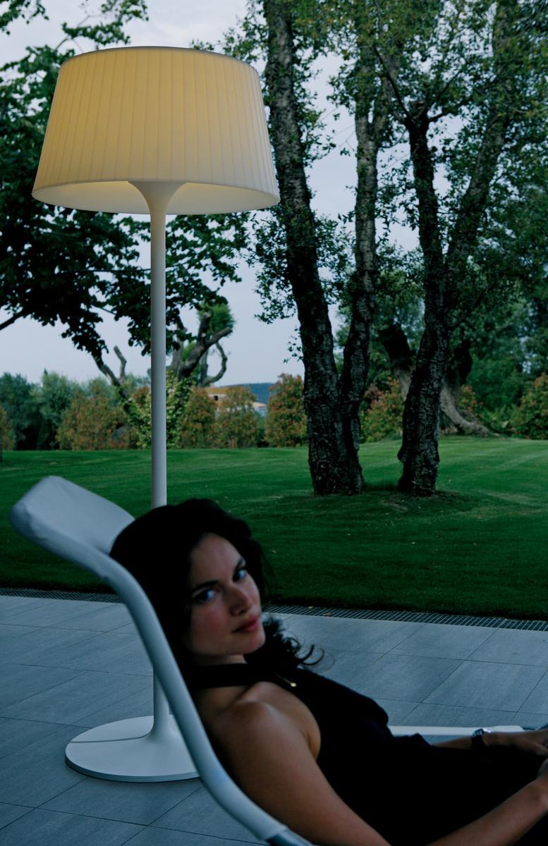 Fluorescent floor lamp | Plis Outdoor by Vibia