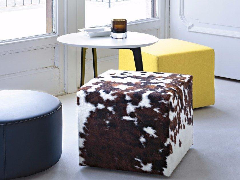 Upholstered fabric pouf | Pouf by Lema