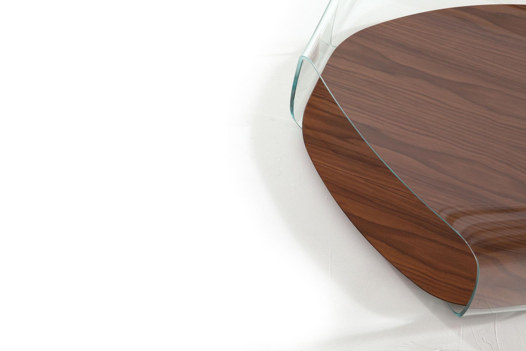 Low triangular wood and glass coffee table | Quiet by Tonin Casa
