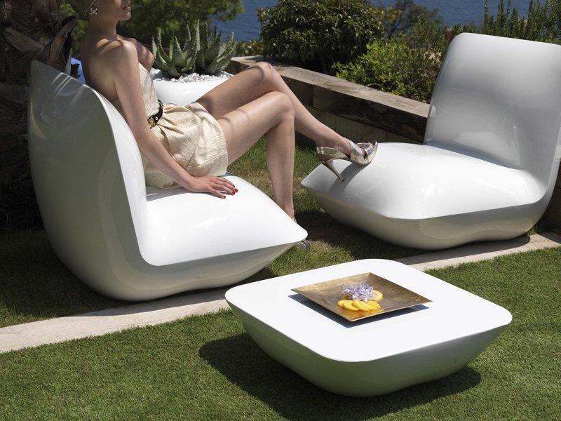 Polyethylene garden side table | Pillow by Vondom