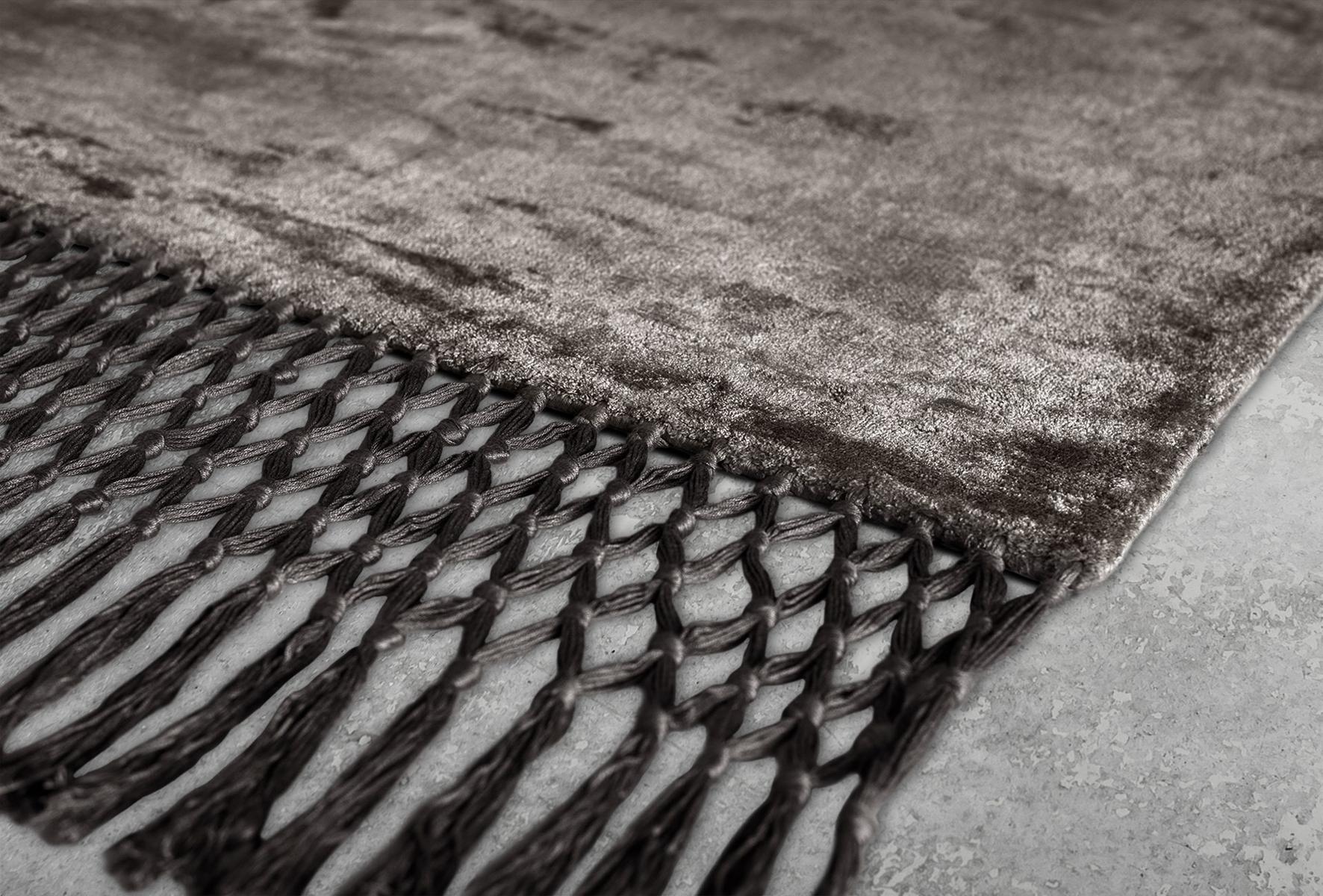 Solid-color handmade rug | Fringes by Baxter