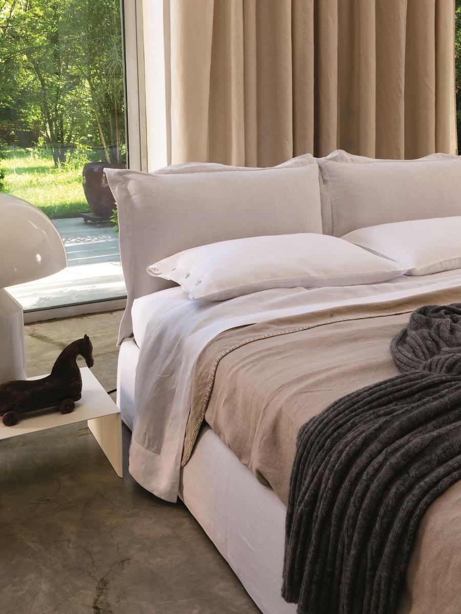 Storage bed | Vanity by Desiree