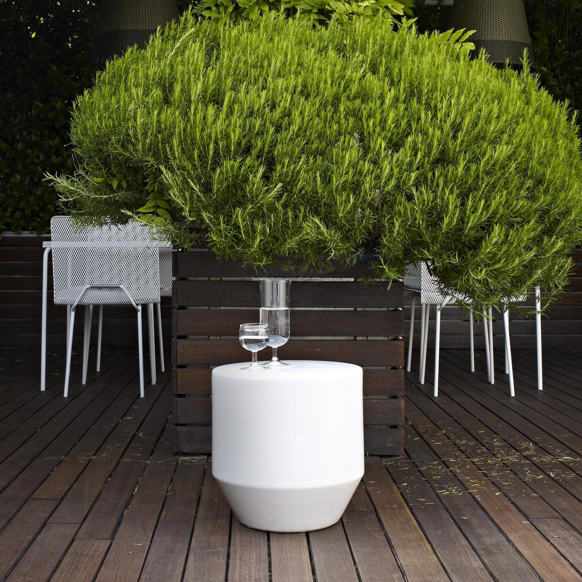 Round glazed porcelain stoneware garden side table | Soixante 3 by Ligne Roset