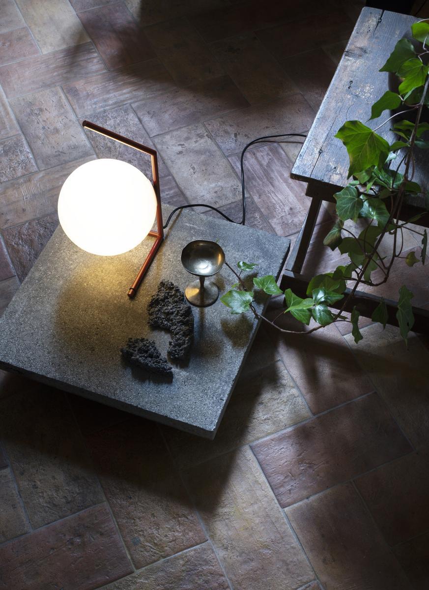 Contemporary style blown glass table lamp with dimmer | Ic Lights T1 Low by Flos