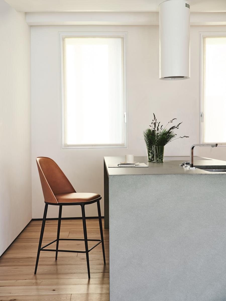 Leather kitchen stool with back | Lea H65 by Midj