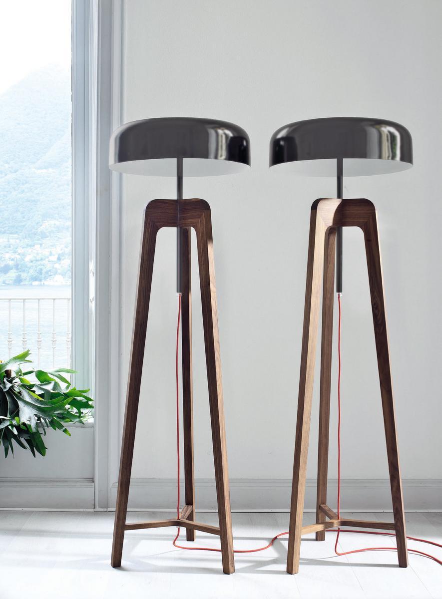 Walnut floor lamp | Pileo by Porada