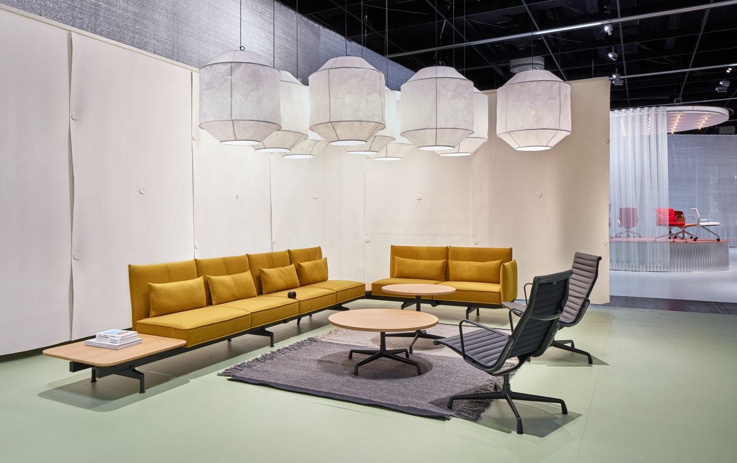 Swivel leather chair with 4-spoke base with armrests | Aluminium Chair Ea 116 by Vitra