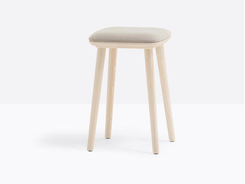 Low ash stool with integrated cushion | Babila 2703/a by Pedrali