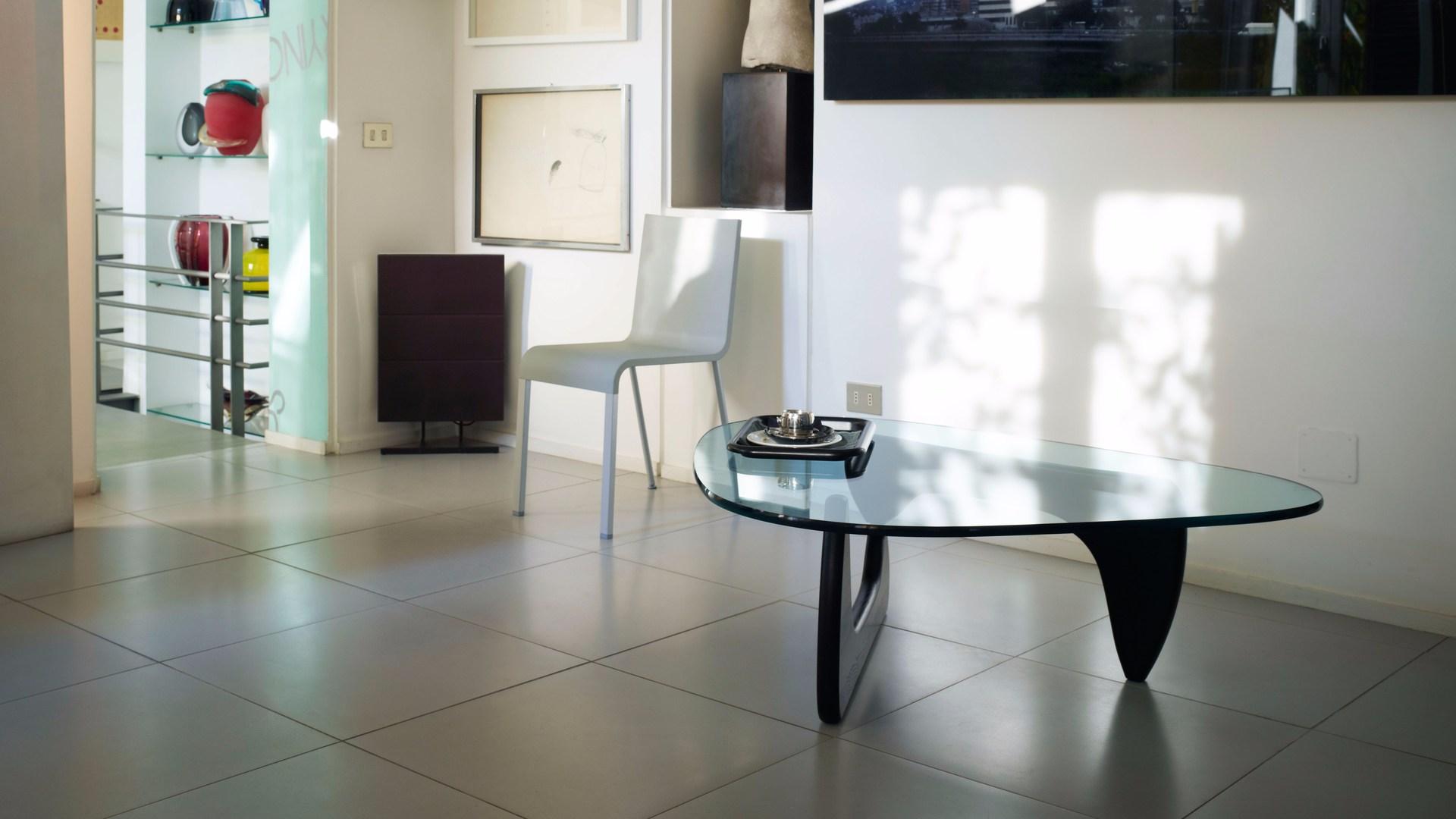 Wood and glass coffee table | Noguchi by Vitra