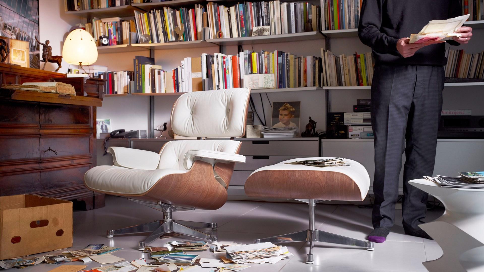 Swivel leather armchair with 5-spoke base with armrests | Lounge Chair White by Vitra