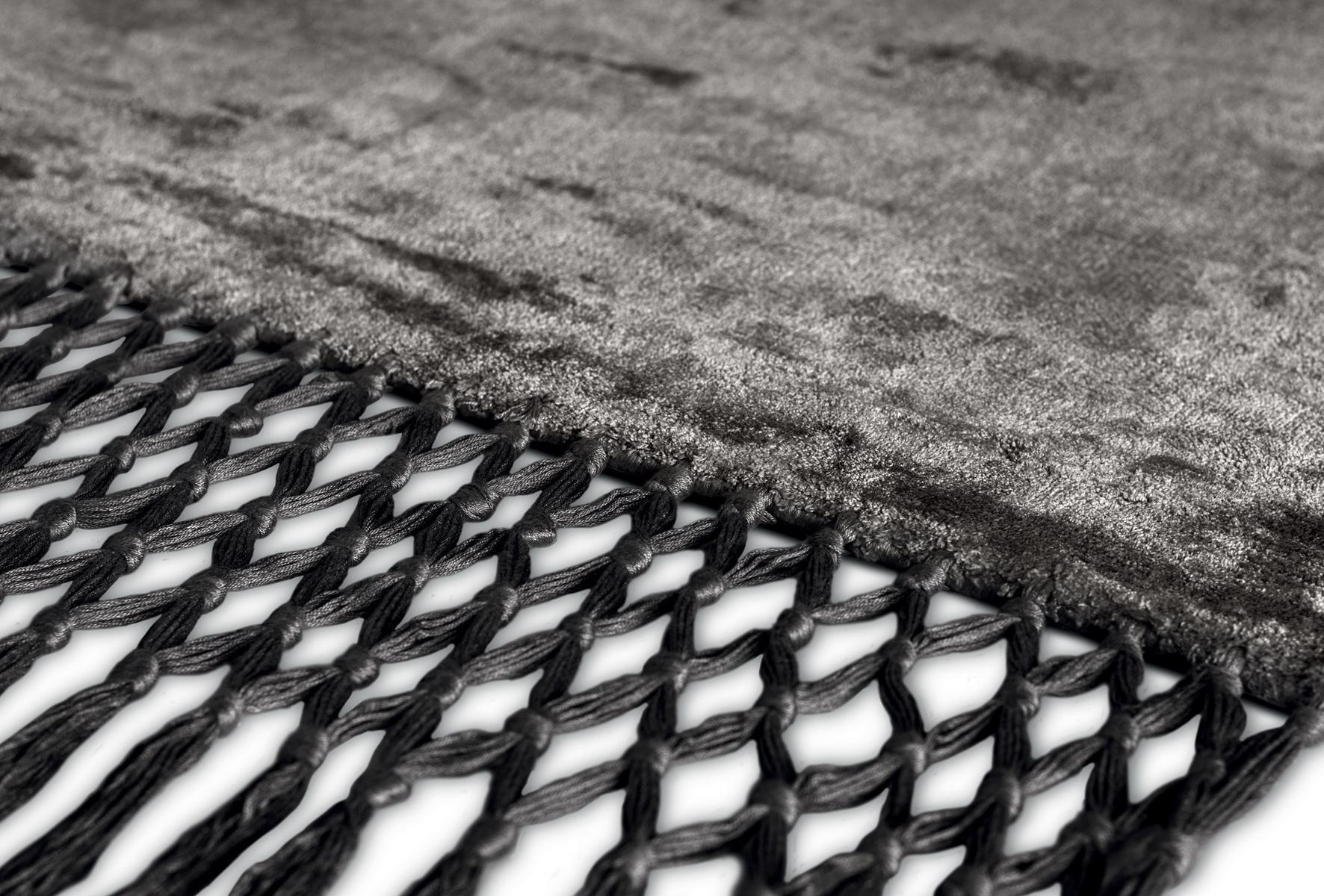 Solid-color handmade rug | Fringes by Baxter