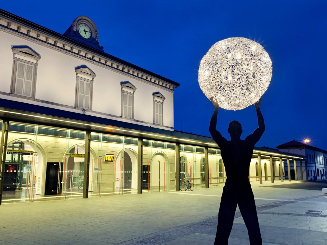 LED floor lamp | Uomo Della Luce Xxl by Catellani & Smith