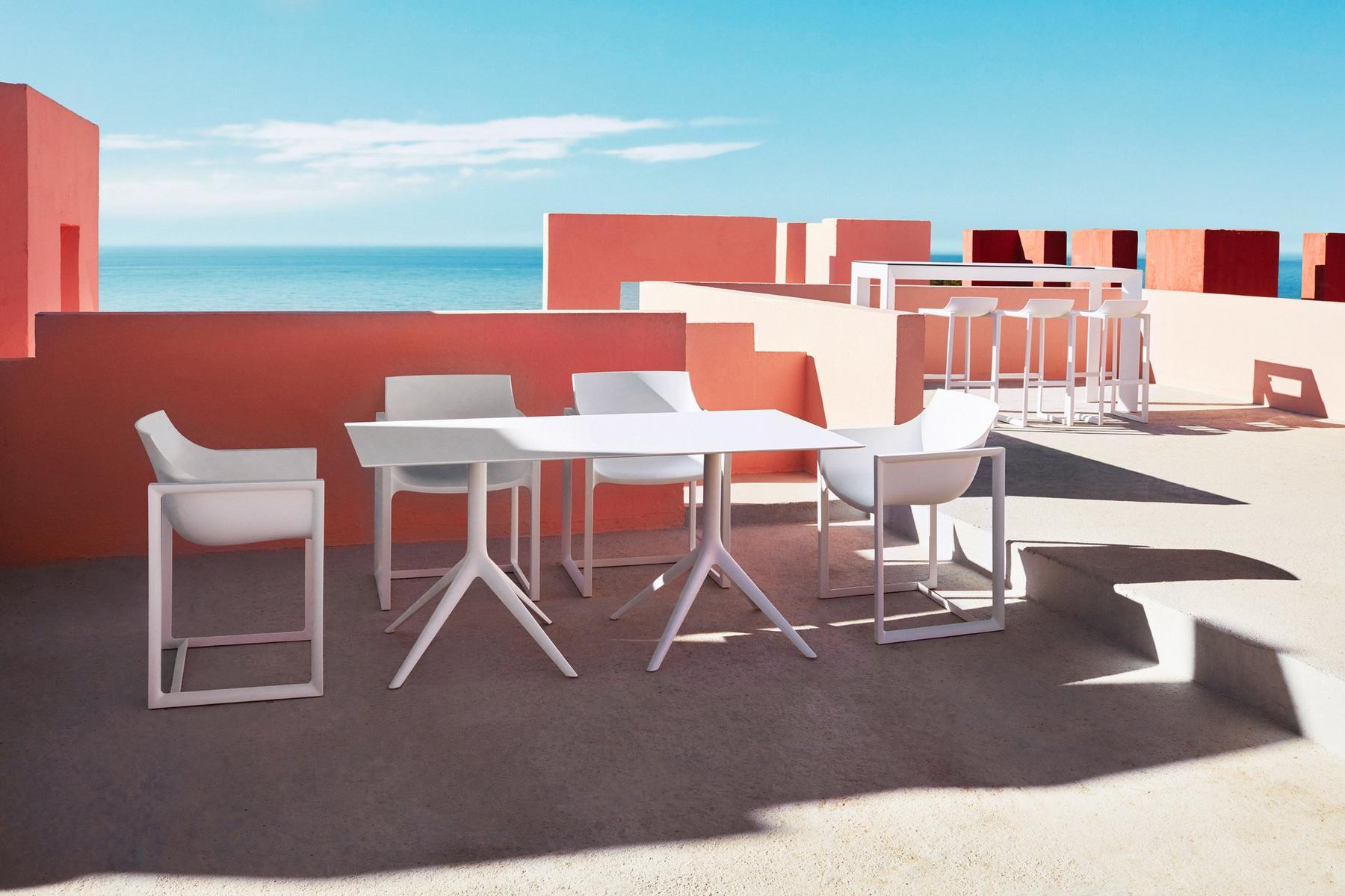 Sled base garden chair with armrests | Wall Street by Vondom