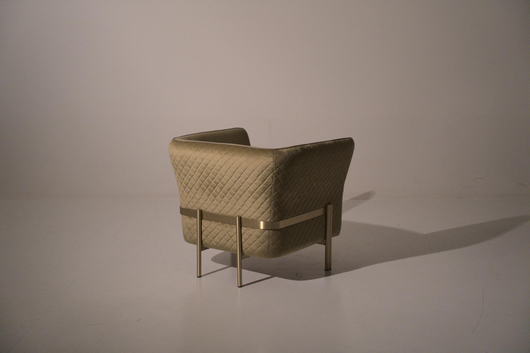 Fabric armchair with armrests | Universal by Mantellassi 1926