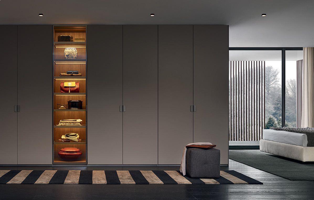 Sectional lacquered glass wardrobe | Fitted by Poliform