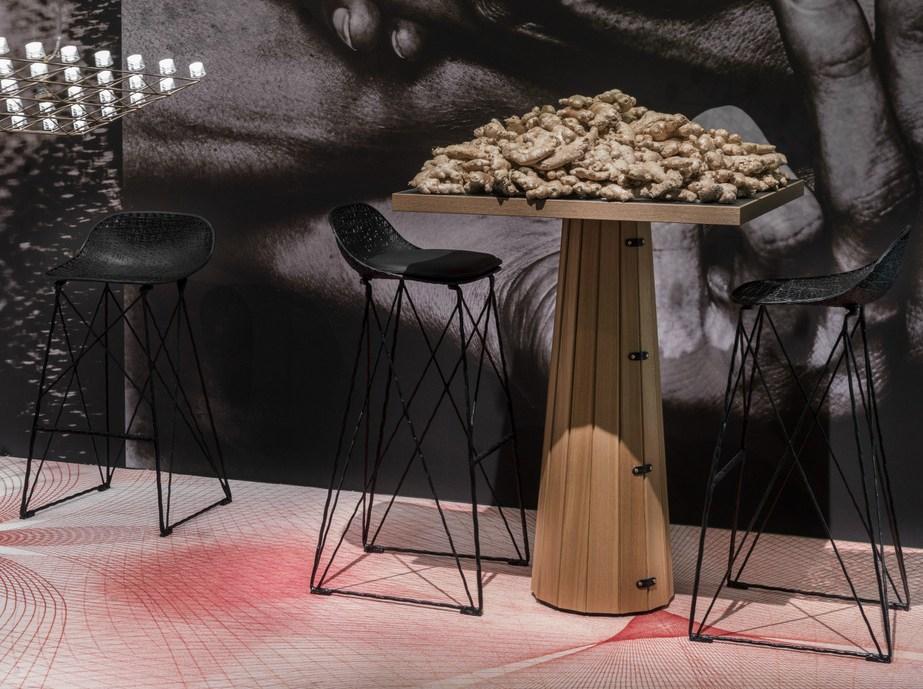 Sled base stool with footrest | Carbon Bar Stool by Moooi