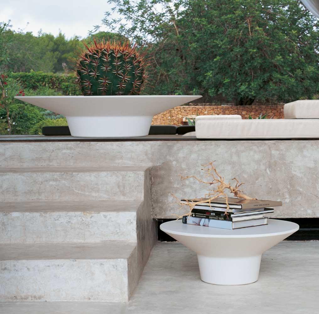 Round Cristalplant® garden side table | Springtime by B&B Italia