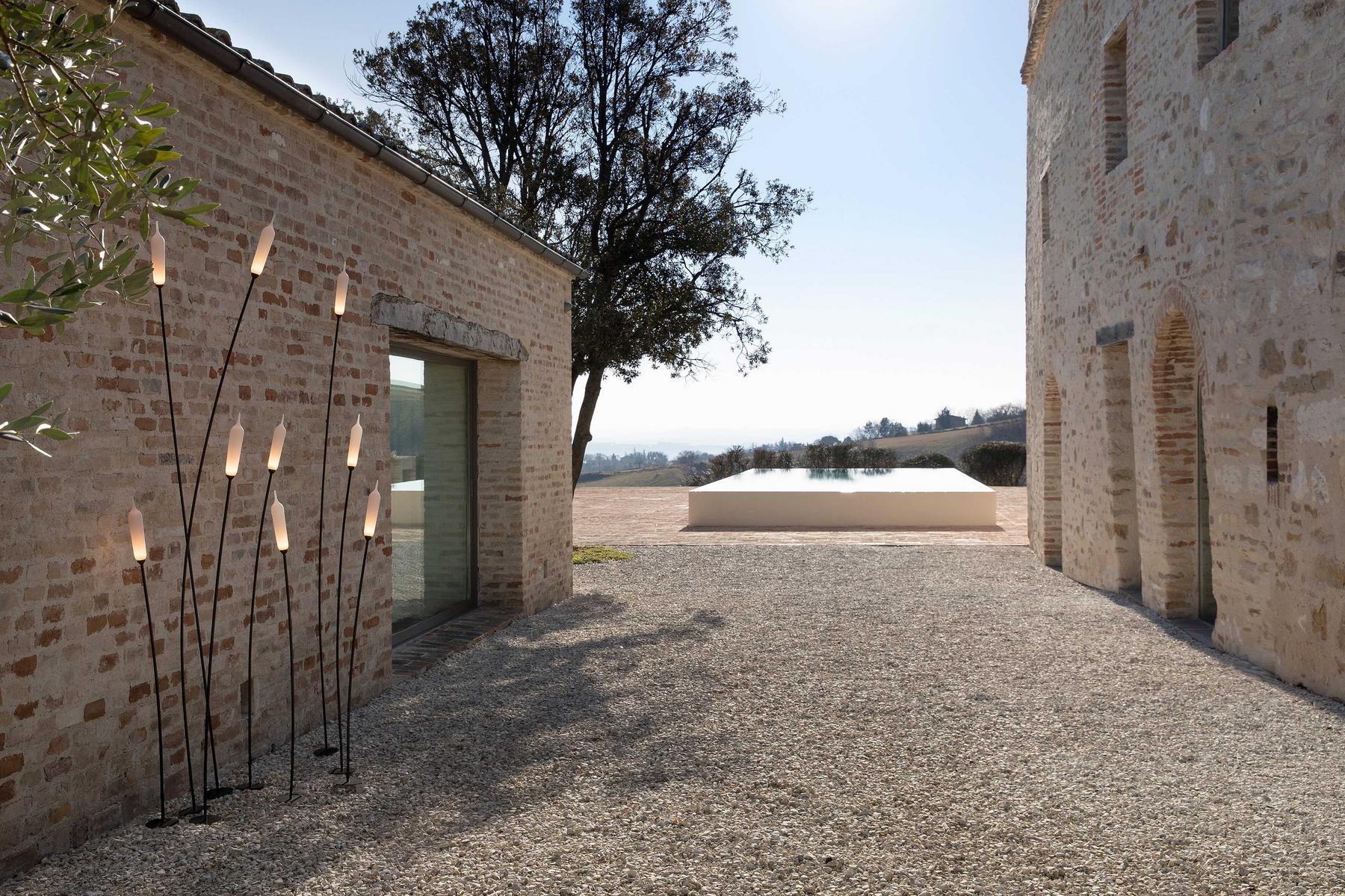 LED aluminium floor lamp | Nilo by Karman