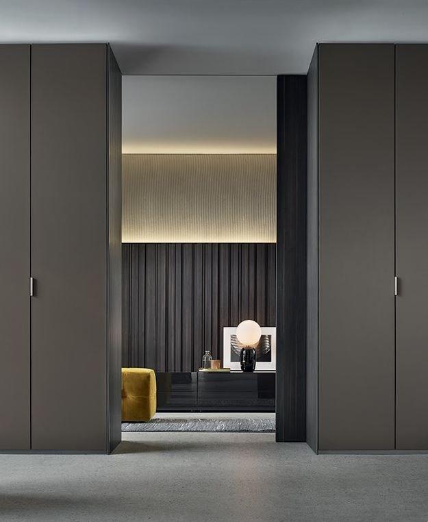 Sectional lacquered glass wardrobe | Fitted by Poliform