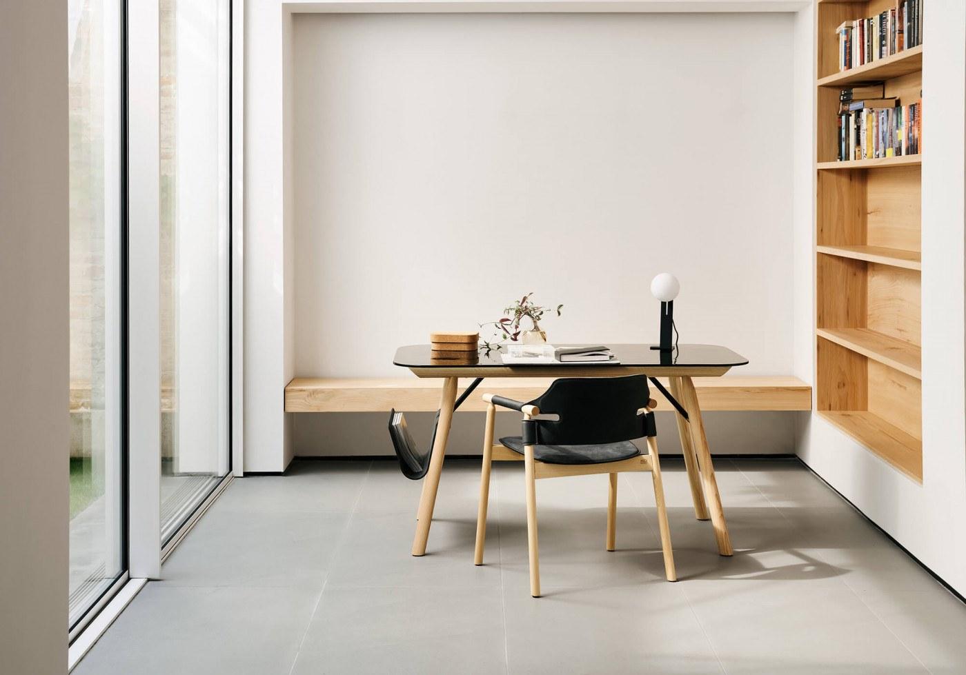 Rectangular desk in ash and glass top | Suite by Midj