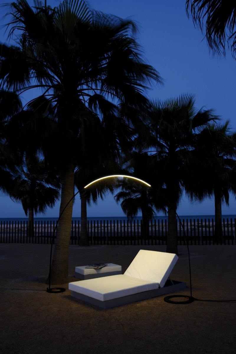LED Outdoor arc lamp | Halley by Vibia