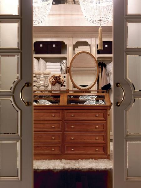 Custom wooden walk-in wardrobe | Romanza by Martini interiors
